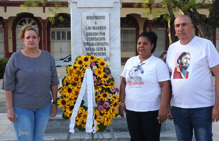 De derecha a izquierda: Osbel Lorenzo Rodríguez, primer secretario del Comité Provincial del Partido; Yudith Acosta García, secretaria general de la FMC; y, Yelenis Tornet Menéndez, gobernadora. (Fotos: Reynaldo Peña López)