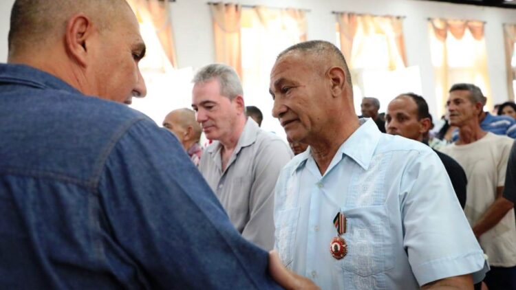 Amancio Espinosa Áreas, Orden Lázaro Peña de primer grado. (Fotos: Reynaldo López Peña)