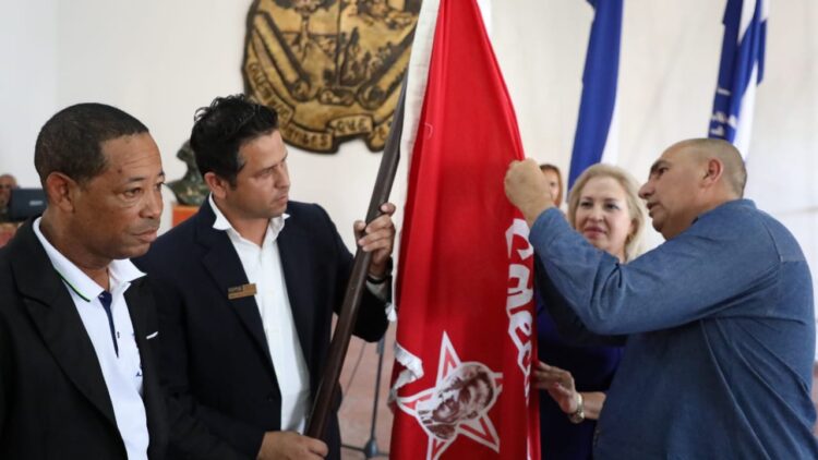 Medalla Jesús Menéndez al colectivo de trabajadores del Hotel Las Tunas. (Fotos: Reynaldo López Peña)