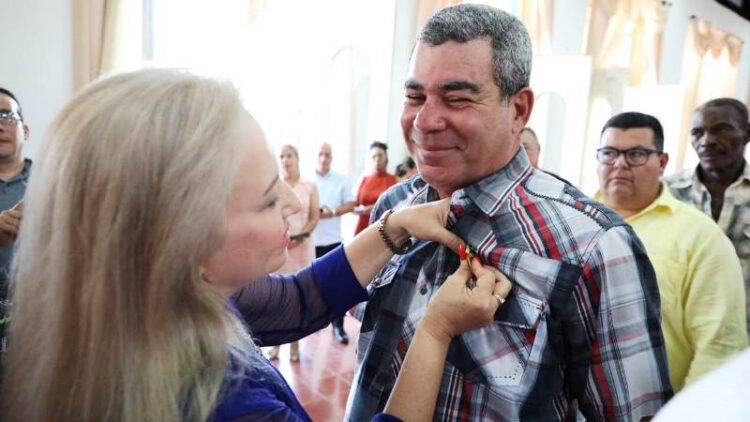 Un amplio número de trabajadores de diferentes sindicatos fueron condecorados. (Fotos: Reynaldo López Peña)