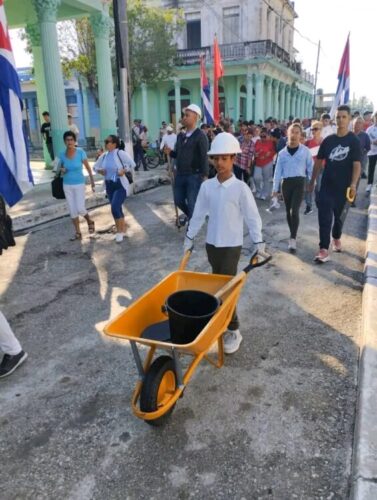 Los futuros maestros, médicos, albañiles, choferes, gastronómicos…repartieron alegría y colorido en varios escenarios de la geografía espirituana.