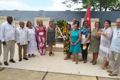 Rostros iluminados tras una medalla