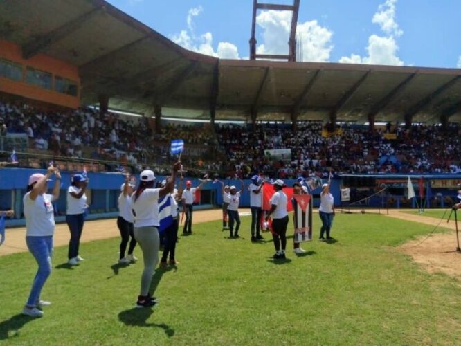 Este viernes, todas las cabeceras municipales, en se efectuará el tradicional desfile por el Día Internacional de los Trabajadores, con la austeridad que imponen estos tiempos, dijo Ekaterina Gowen Dickinson, secretaria de la CTC en Sancti Spíritus. . (Foto: Yuleiky Obregón Macías)
