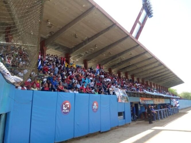 Pie de foto 1: Los trabajadores espirituanos colmaron el estadio José Antonio Huelga, durante la plenaria organizativa previa al desfile de este Primero de Mayo. (Foto: Yuleiky Obregón Macías)