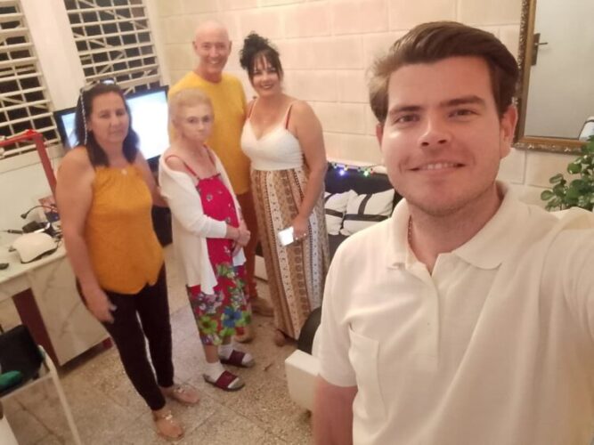 El Dr. Quintero explica la foto: Mi mamá, mi abuela materna, mi tío por línea materna y su esposa, a quien le digo tía.