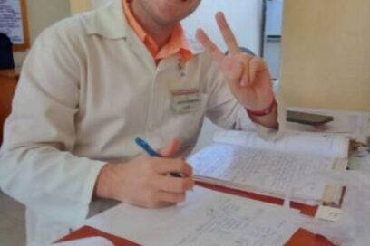 Joven médico entre científicos del futuro