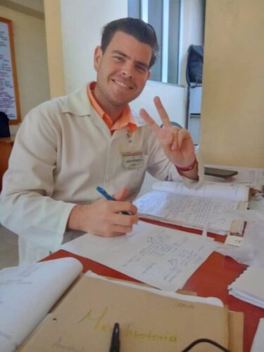 Su pasión por la ciencia y el compromiso con la salud lo colocan entre los jóvenes que impulsan la innovación en el país, y ya forma parte del selecto grupo que representa el futuro de la ciencia cubana.
