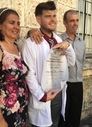 Con su mamá y su papá.