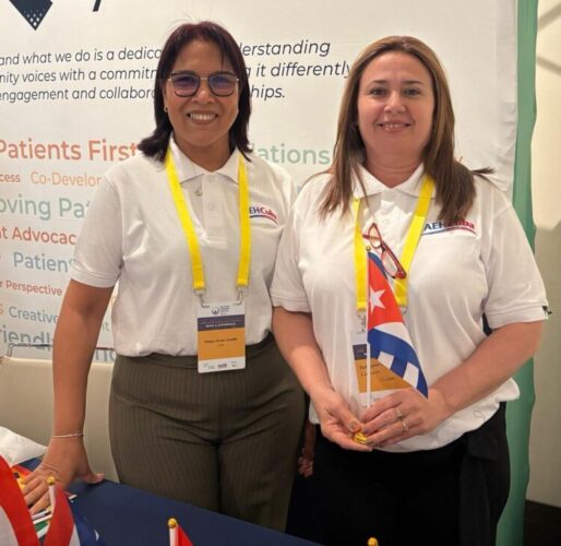 Doctoras Yaxsunaris Pérez Fumero (derecha), del Instituto de Hematología e Inmunología Dr. José Manuel Ballester Santovenia; y Odalys Orraca Castillo, de la Clínica Central Cira García. Foto: Cortesía de la Clínica Central Cira García