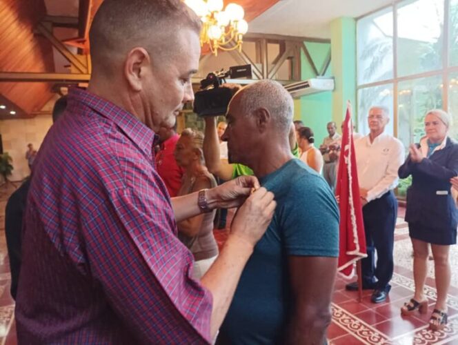 : En el acto también fue reconocido Alexander Maturell por su apoyo en la recuperación tras el paso de ciclones en las regiones occidental y oriental (Foto: Gretel Díaz Montalvo)