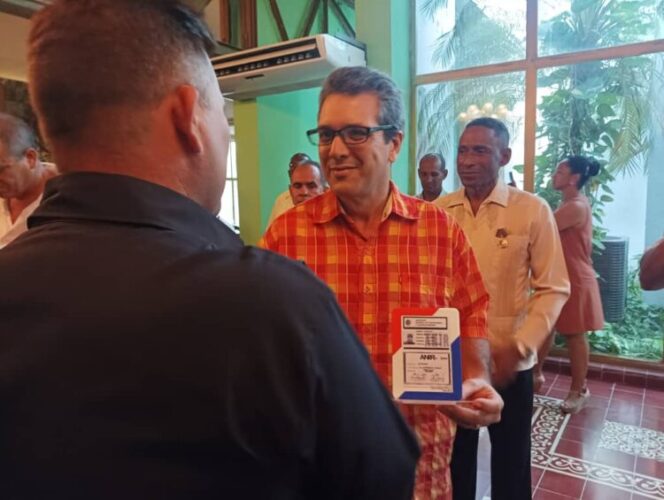 Varios innovadores destacados merecieron la réplica del Carné de innovador de Fidel (Foto: Gretel Díaz Montalvo)