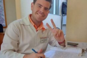 Joven médico entre científicos del futuro