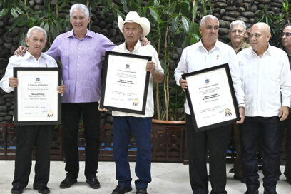 Tributo a mujeres y hombres de manos laboriosas