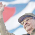 El del pie en el estribo