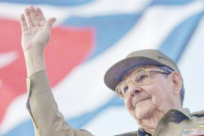 El del pie en el estribo