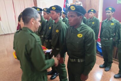 Combatientes y trabajadores civiles de Gran Unidad de Tanques honran a Raúl