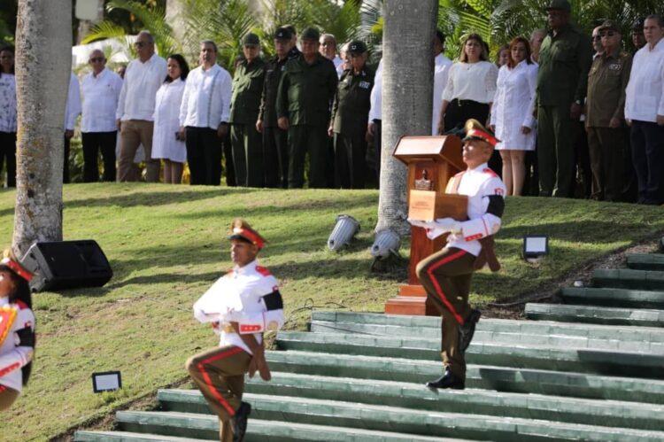 El descanso eterno del Comandante Ramiro en Santa Clara, junto a sus compañeros y hermanos de lucha, junto al Guerrillero Heroico Ernesto Che Guevara.
