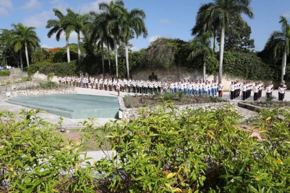 En cumplimento de su última voluntad, el Comandante Ramiro descansa junto a sus compañeros de lucha y cerca del Guerrillero Heroico, en el Mausoleo del Frente de las Villas, en el Complejo Escultórico Ernesto Che Guevara de la Ciudad de Santa Clara.