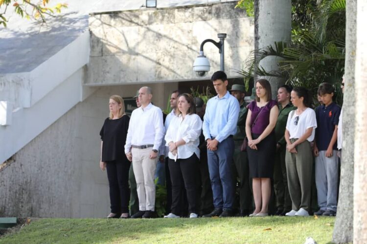 Familiares del Comandante Ramiro en la ceremonia de honores militares e inhumación de sus restos mortales en Santa Clara.