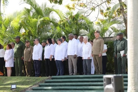 Miembros del Buró Político y otros dirigente cubanos este jueves en el Mausoleo del Frente de las Villas, en el Complejo Escultórico Ernesto Che Guevara de la Ciudad de Santa Clara.