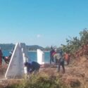 Manos voluntarias en la bahía de Mariel saludan el 26