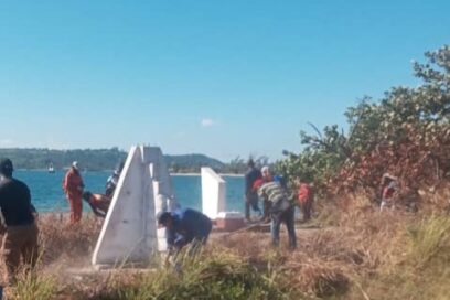 Manos voluntarias en la bahía de Mariel saludan el 26