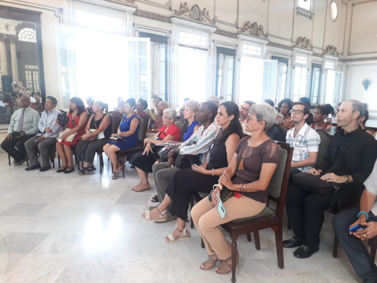 Profesores universitarios, artista e intelectuales santiagueros asistieron a la presentación del libro. (De la autora)