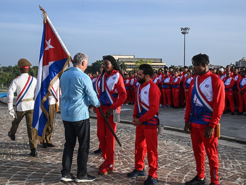 El Presidente cubano abanderó a la delegación que nos representará en los XXV Juegos Centroamericanos y del Caribe. Foto: Estudio Revolución