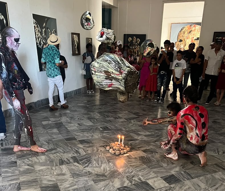 Durante la inauguración un grupo de artistas protagonizó un performance inspirado en la obra de Joel. Foto: Juder Laffita. Artevideo producción.