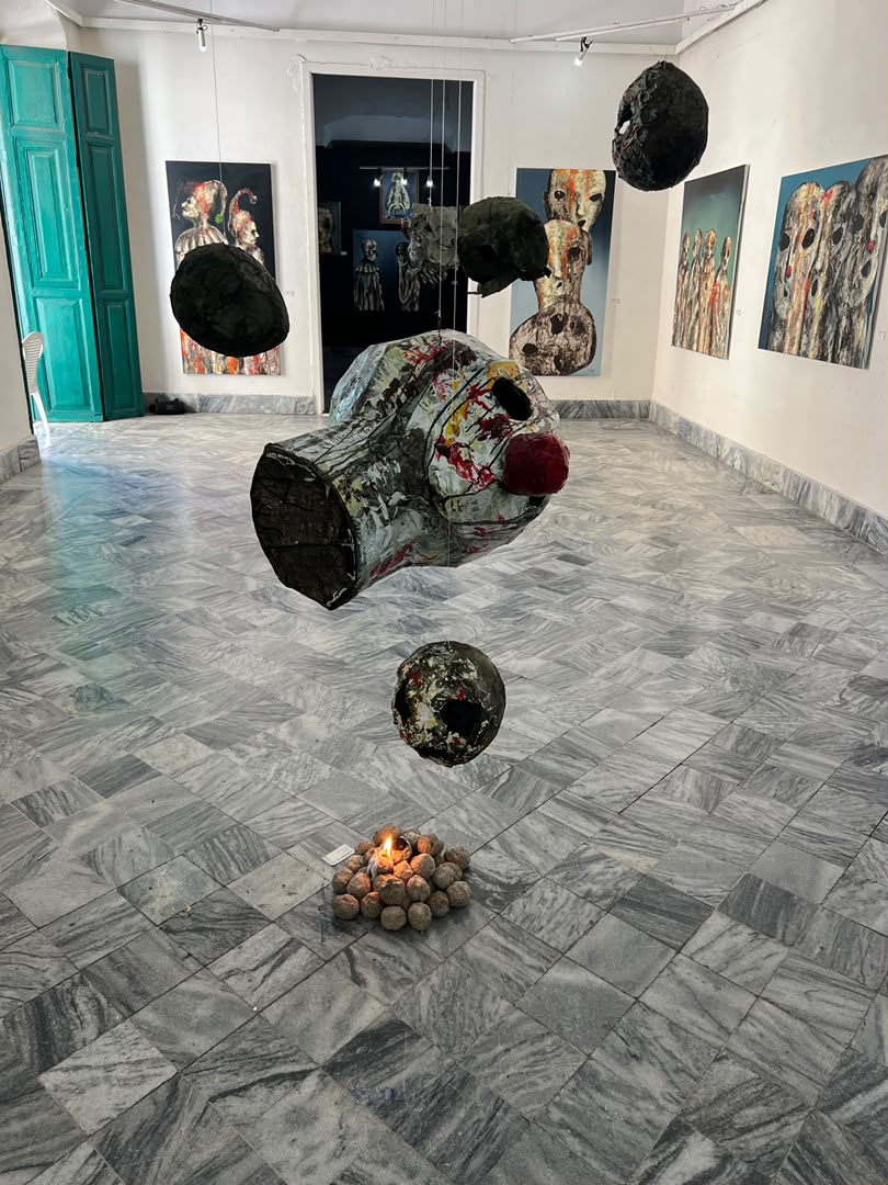 Habitantes es un espacio vivo donde cada pieza funciona como un catalizador de emociones. Foto: Juder Laffita. Artevideo producción.