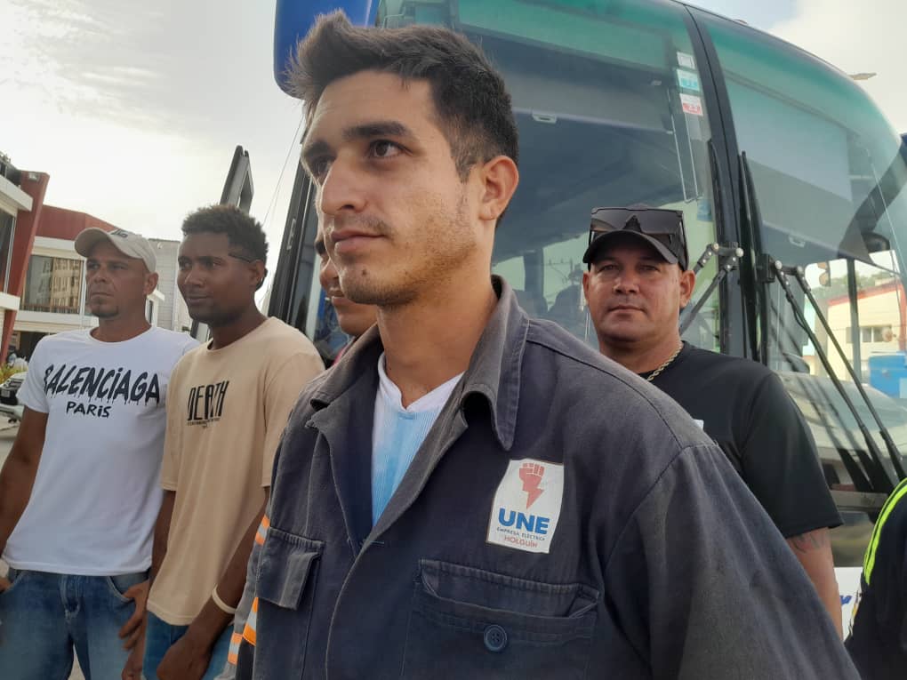 Holguín respaldará con 10 linieros el restablecimiento eléctrico en la capital. Foto: Empresa Eléctrica Holguín.