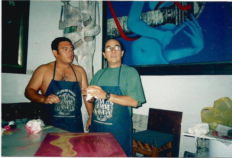 Maestro y alumno en el taller de grafica La Siempre Habana