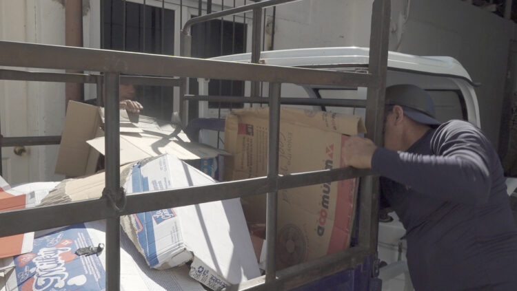 Materias Primas Pinar del Río cartón: La recogida de cartón es uno de los programas con mayor impacto social, se emplea para la elaboración del papel para envoltorios de material esterilizado como torundas, vendas e instrumental en salud. (Fotos de Pedro Paredes Hernández)