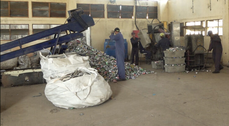 Materias Primas Pinar del Río latas: El empleo de maquinaria pesada para la compactación de los metales no ferrosos les hace dependientes de la energía eléctrica para el procesamiento. (Fotos de Pedro Paredes Hernández)