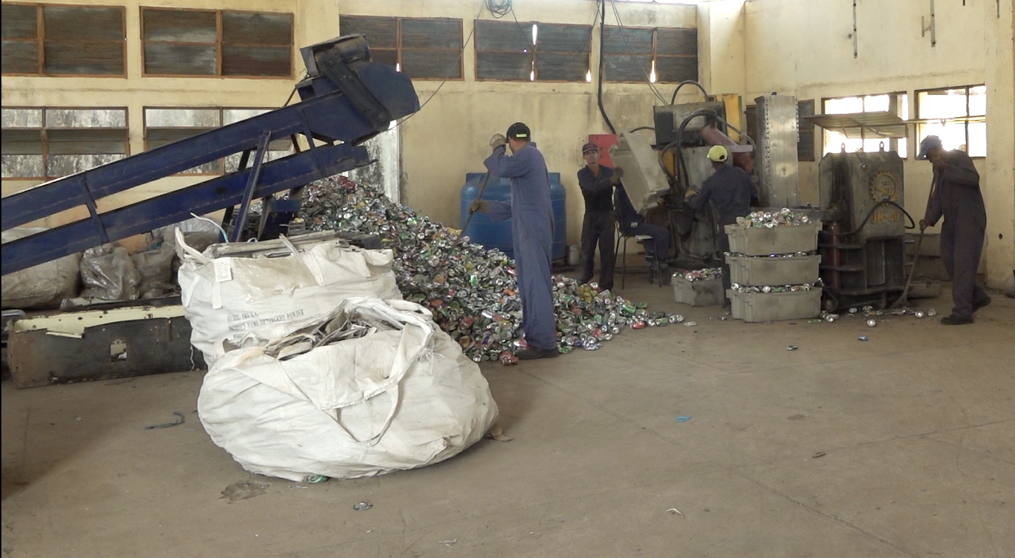 Materias Primas Pinar del Río latas: El empleo de maquinaria pesada para la compactación de los metales no ferrosos les hace dependientes de la energía eléctrica para el procesamiento. (Fotos de Pedro Paredes Hernández)
