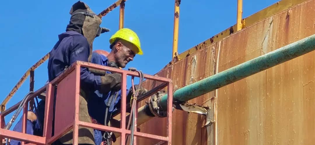 Trabajadores de la Central Termoeléctrica 10 de Octubre intensifican labores de recuperación para incorporar unidades al SEN. (Foto tomada de Radio Nuevitas)