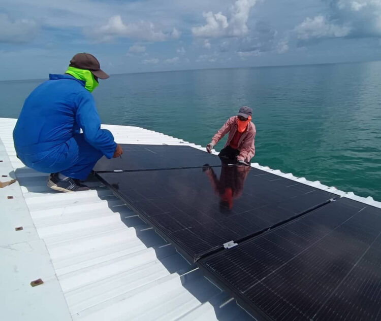 La instalación de módulos fotovoltaicos en los centros de pesca, beneficia también a las tripulaciones de los barcos que operan en la zona. (Foto de Yordan Nogueira Tapia)