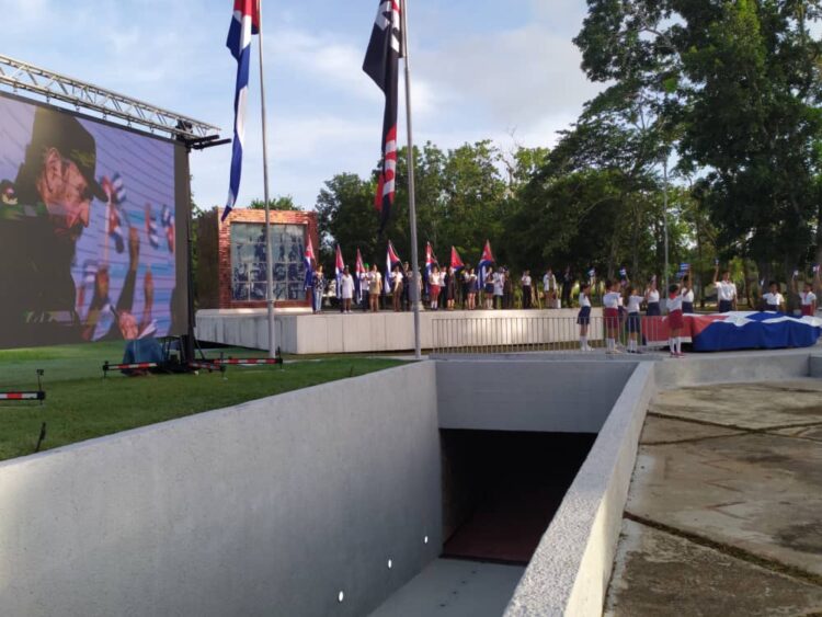 El Mausoleo vibró con el homenaje a Fidel. (Foto: Cortesía de Otoniel Márquez)