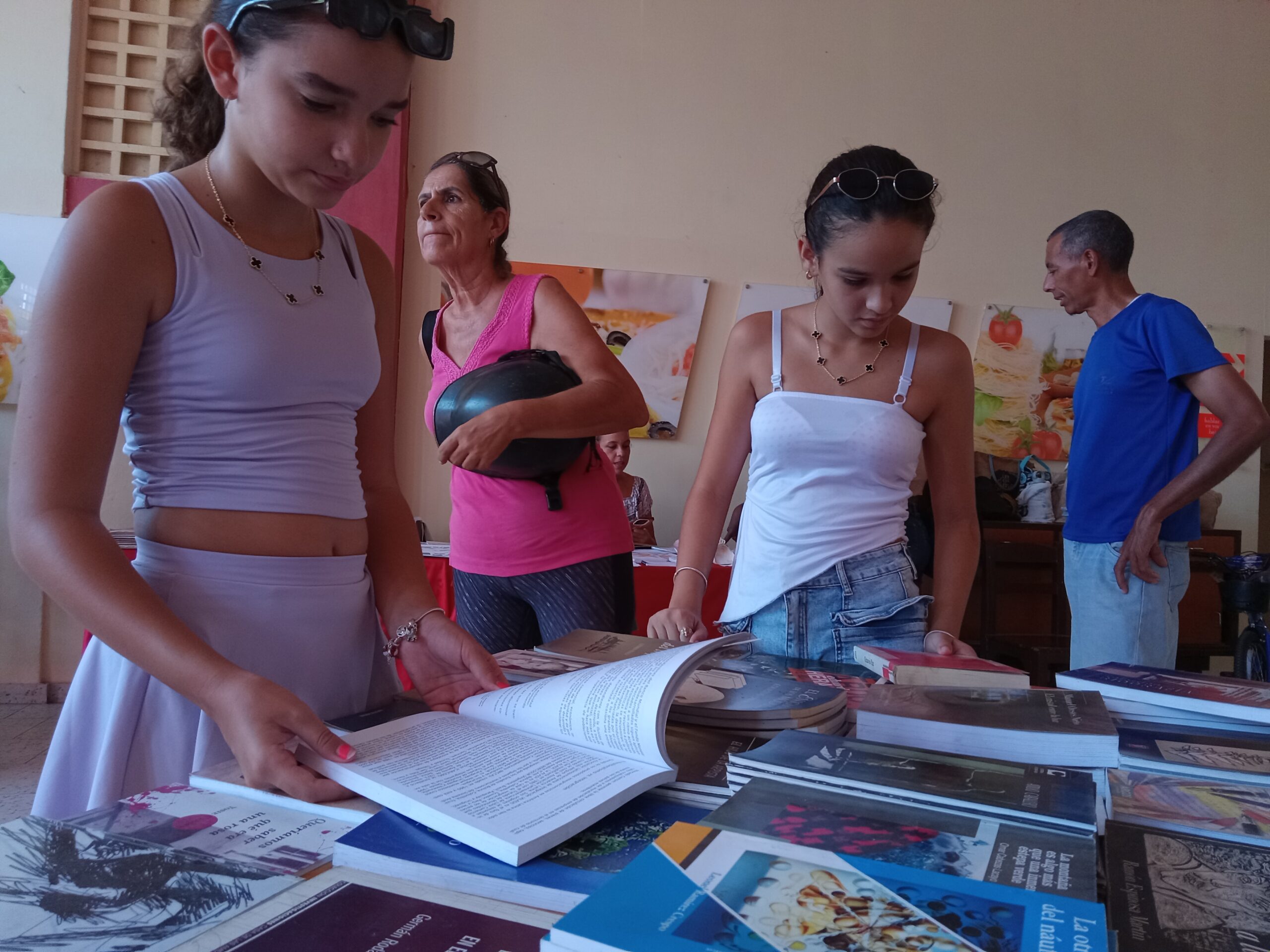 Desde este 23 en la mañana comenzó la venta de libros (Fotos Yudaisis Moreno)