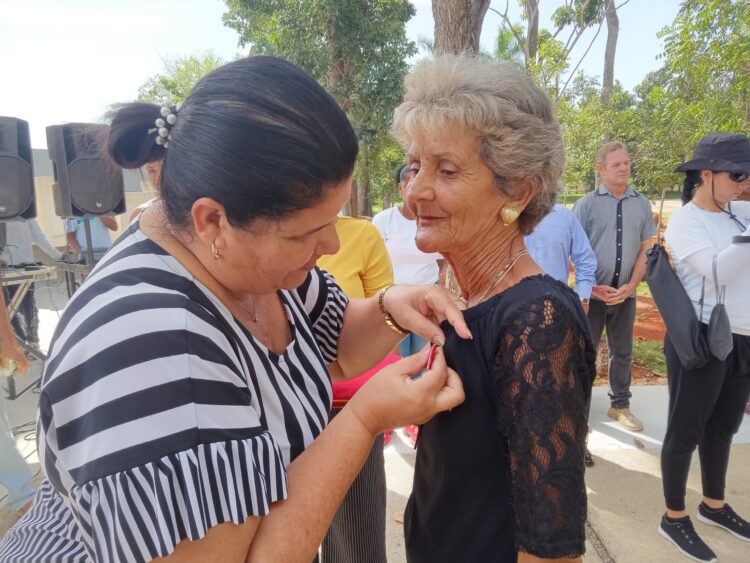 1- Gladys Martínez Verdecia, secretaria del Partido en Artemisa, condecoró a las mujeres (Foto Yudaisis Moreno Benítez)