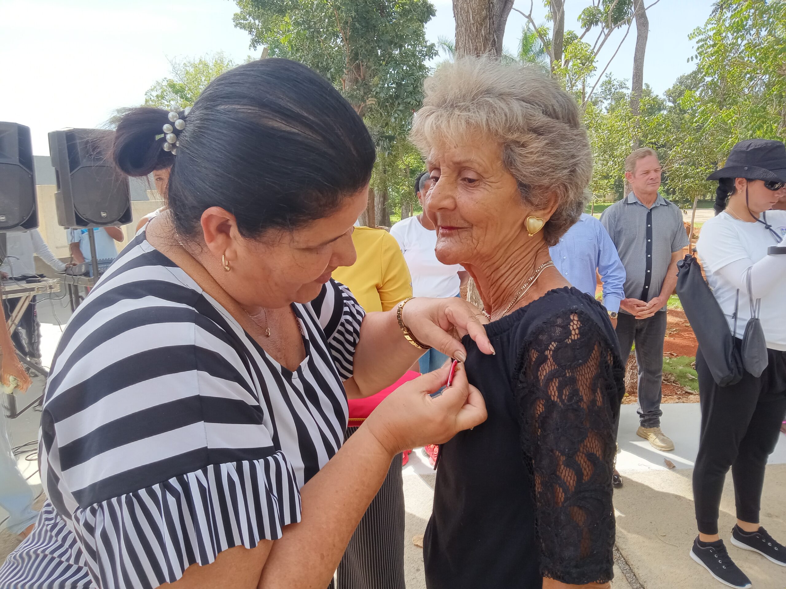 1- Gladys Martínez Verdecia, secretaria del Partido en Artemisa, condecoró a las mujeres (Foto Yudaisis Moreno Benítez)