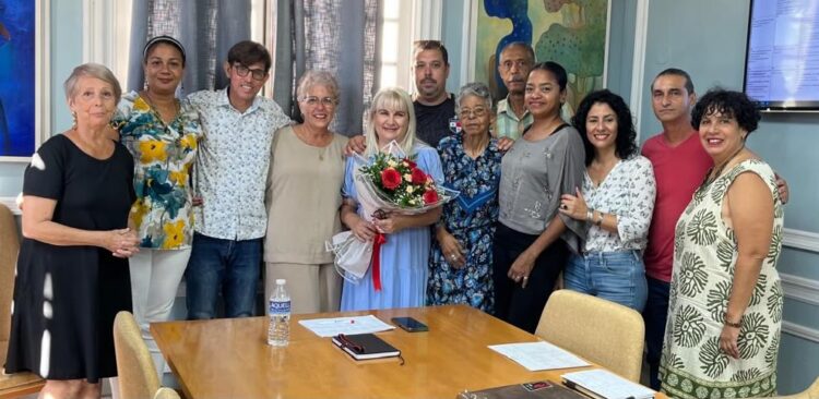 Marta Bonet junto a la Presidencia de la Uneac y parte de equipo de trabajo de la organización y sus Asociaciones.