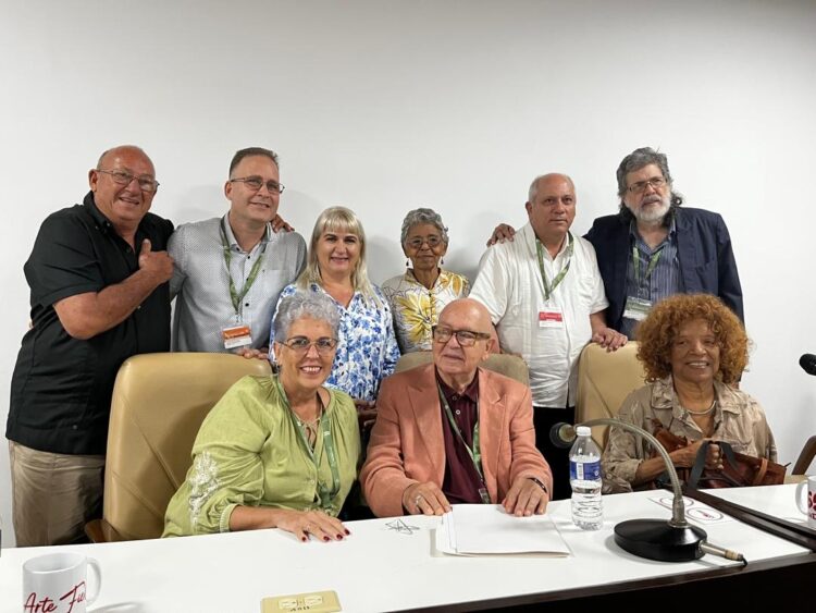 Durante el reciente I Coloquio Internacional Fidel: legado y futuro, la Uneac presentó el Foro Arte Fiel, donde confluyeron importantes artistas e intelectuales, entre ellos Marta Bonet, actual presidenta de la organización y tres de sus antecesores: Luis Morlote Rivas, Miguel Barnet (Presidente de Honor) y Abel Prieto Jiménez. En la imagen aparecen además, Alpidio Alonso, ministro de Cultura; Magda Resik, vicepresidente primera de la Uneac; y los Premios Nacionales de Literatura, Artes Plásticas y Cultura Comunitaria, respectivamente, Nancy Morejón, Lesbia Vent Dumois, y Oriol González.