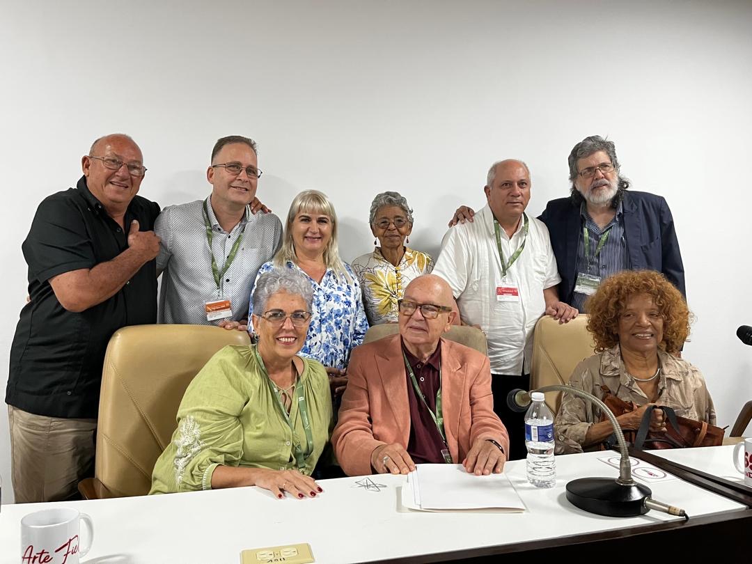Durante el reciente I Coloquio Internacional Fidel: legado y futuro, la Uneac presentó el Foro Arte Fiel, donde confluyeron importantes artistas e intelectuales, entre ellos Marta Bonet, actual presidenta de la organización y tres de sus antecesores: Luis Morlote Rivas, Miguel Barnet (Presidente de Honor) y Abel Prieto Jiménez. En la imagen aparecen además, Alpidio Alonso, ministro de Cultura; Magda Resik, vicepresidente primera de la Uneac; y los Premios Nacionales de Literatura, Artes Plásticas y Cultura Comunitaria, respectivamente, Nancy Morejón, Lesbia Vent Dumois, y Oriol González.