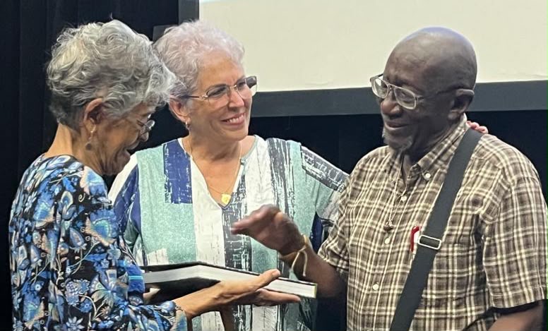 Marta Bonet y Lesbia Bonet en homenaje a Isidro Rolando, Premio Nacional de Danza, fundador del Conjunto Folklórico Nacional y de la Uneac durante el estreno del documental Isidro según Isidro, dirigido por el periodista y vicepresidente de la Uneac, Yuris Nórido.