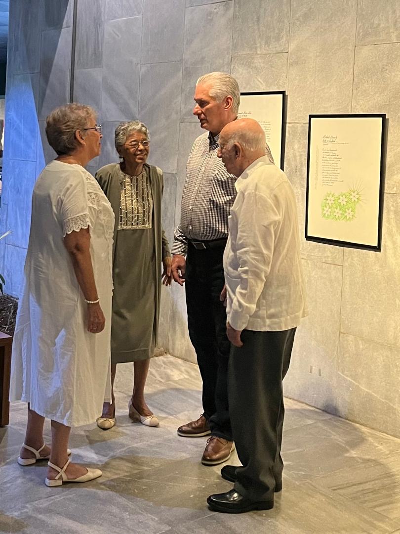 Marta Bonet, junto a la Heroína del Trabajo y vicepresidenta de la Uneac, Lesbia Vent Dumois, acompañaron al presidente cubano Miguel Díaz-Canel Bermúdez y al Comandante de la Revolución José Ramón Machado Ventura en la apertura de la muestra El canto de la Patria es nuestro canto, inaugurada el 16 de abril de este año en el Memorial José Martí.