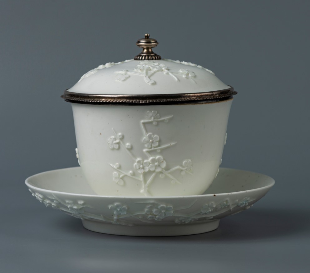 Depósito con tapa y platillo, porcelana y plata, Francia, manufactura Saint Cloud. Siglo XVIII.