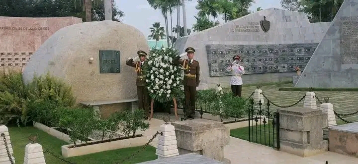 Una ofrenda floral a título del General de Ejército Raúl Castro Ruz fue colocada junto a la piedra funeraria que atesora las cenizas de Fidel. (Foto José Emilio Oliveros Seisdedos)