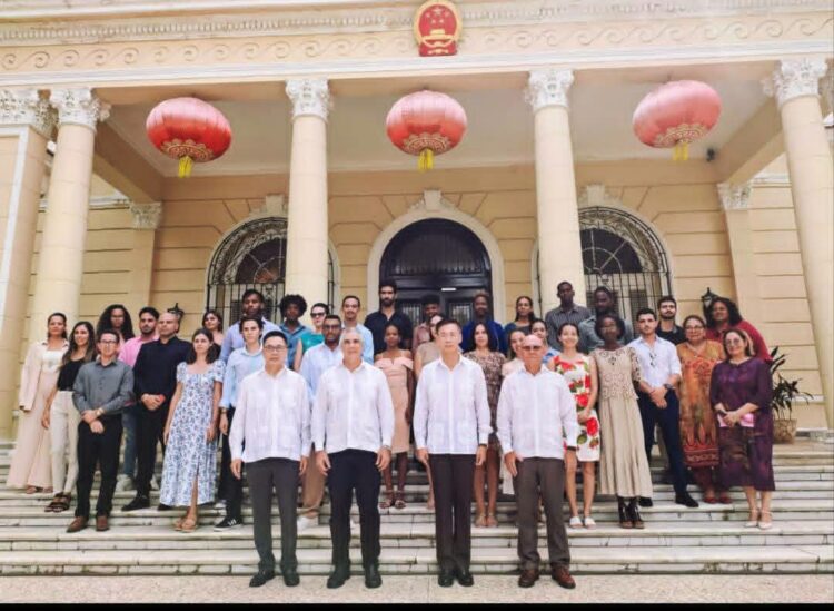 Autoridades chinas y cubanas, con una representación de jóvenes de varios sectores beneficiados con becas. Tomada de Cubanacán Hoteles.Autoridades chinas y cubanas, con una representación de jóvenes de varios sectores beneficiados con becas. Tomada de Cubanacán Hoteles.