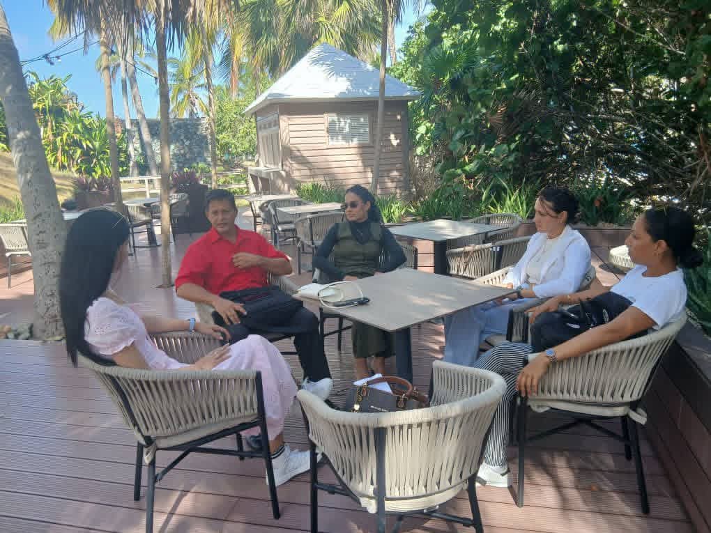 El delegado de Cubanacán en Matanzas, Yobany Gil, intercambia con algunas de las egresadas de la maestría cursada en China. Foto: Tomada del Facebook de Yobany Gil.
